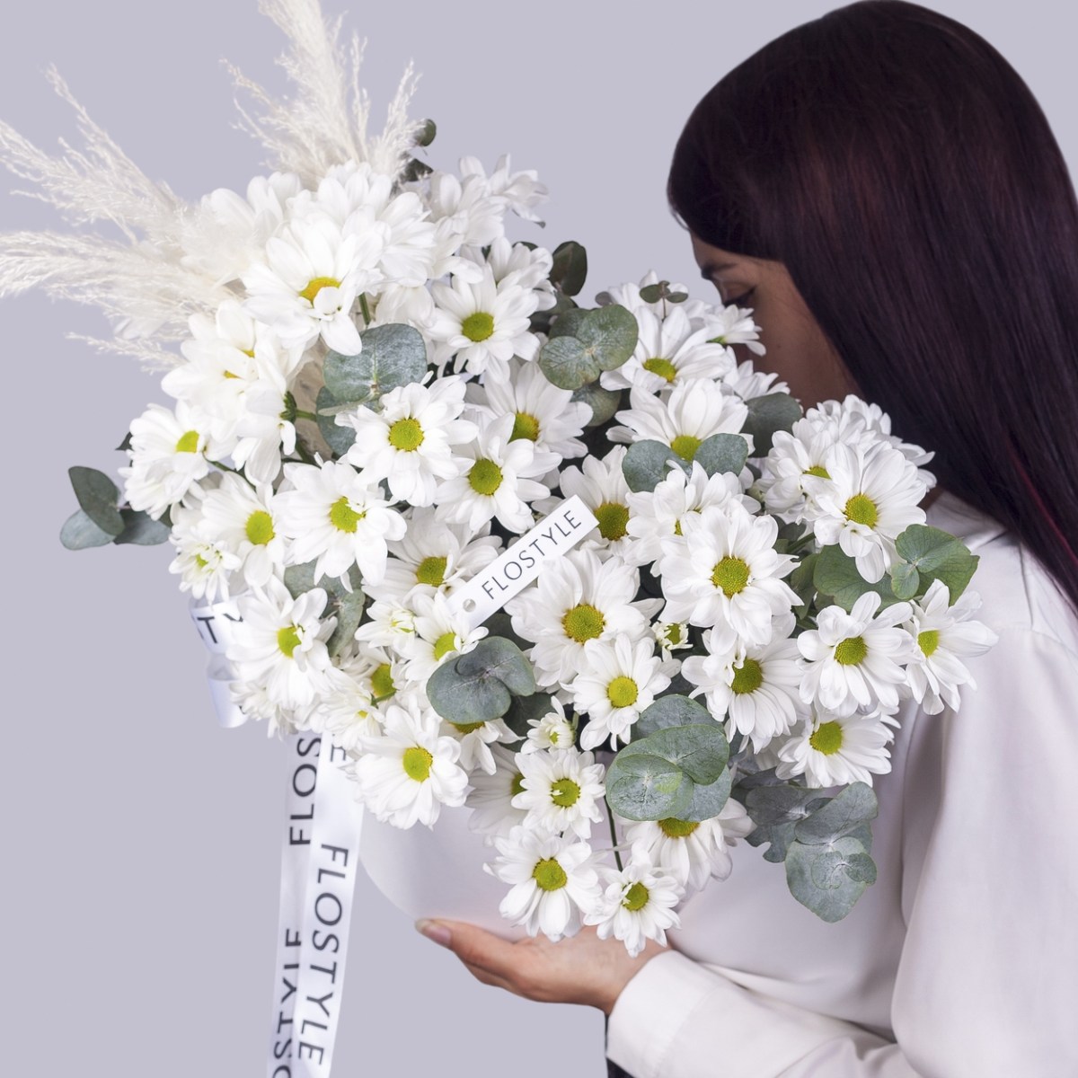 Ромашковая хризантема в коробке с сухоцветами